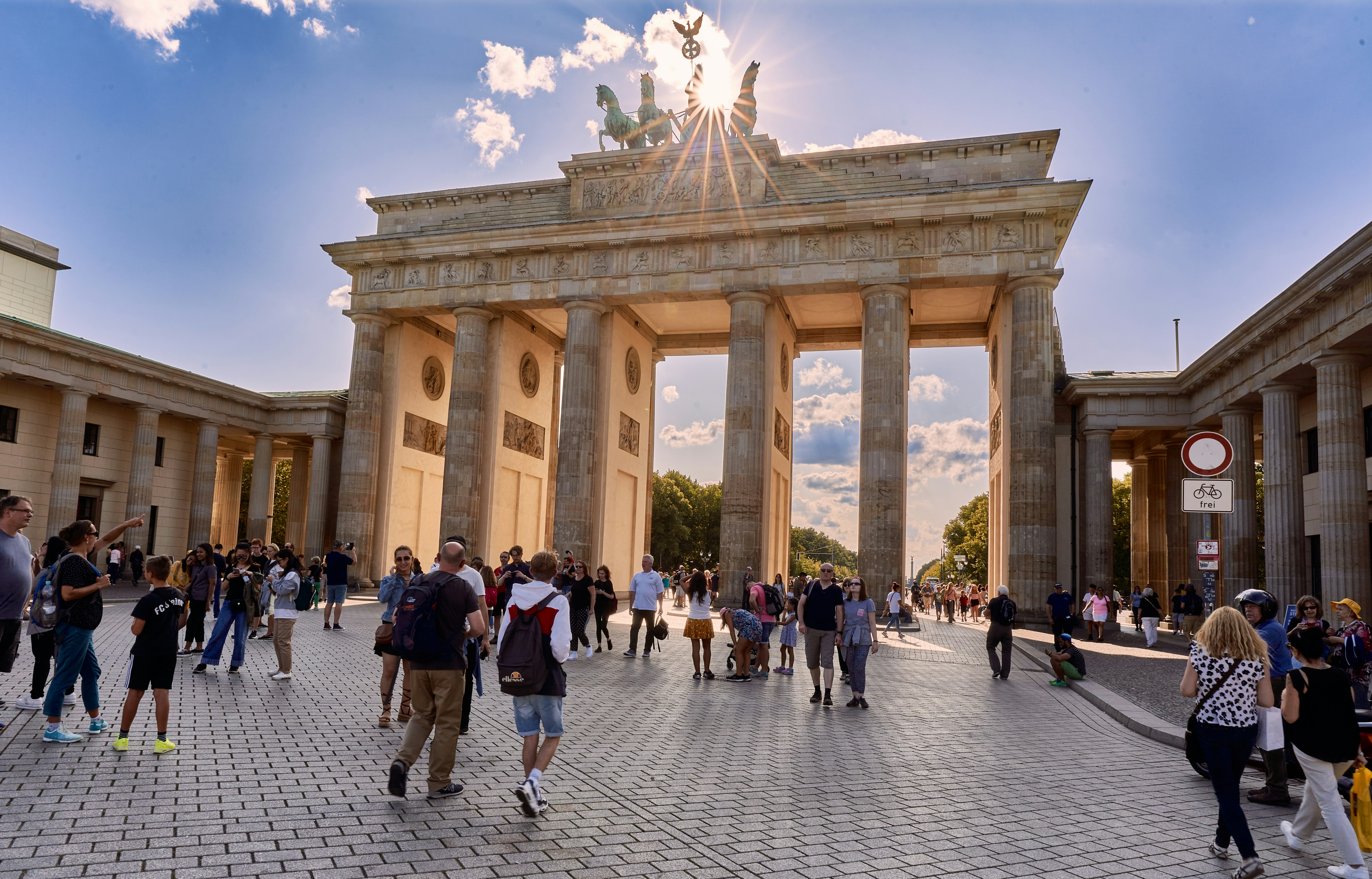 brandenburg gate with tourists